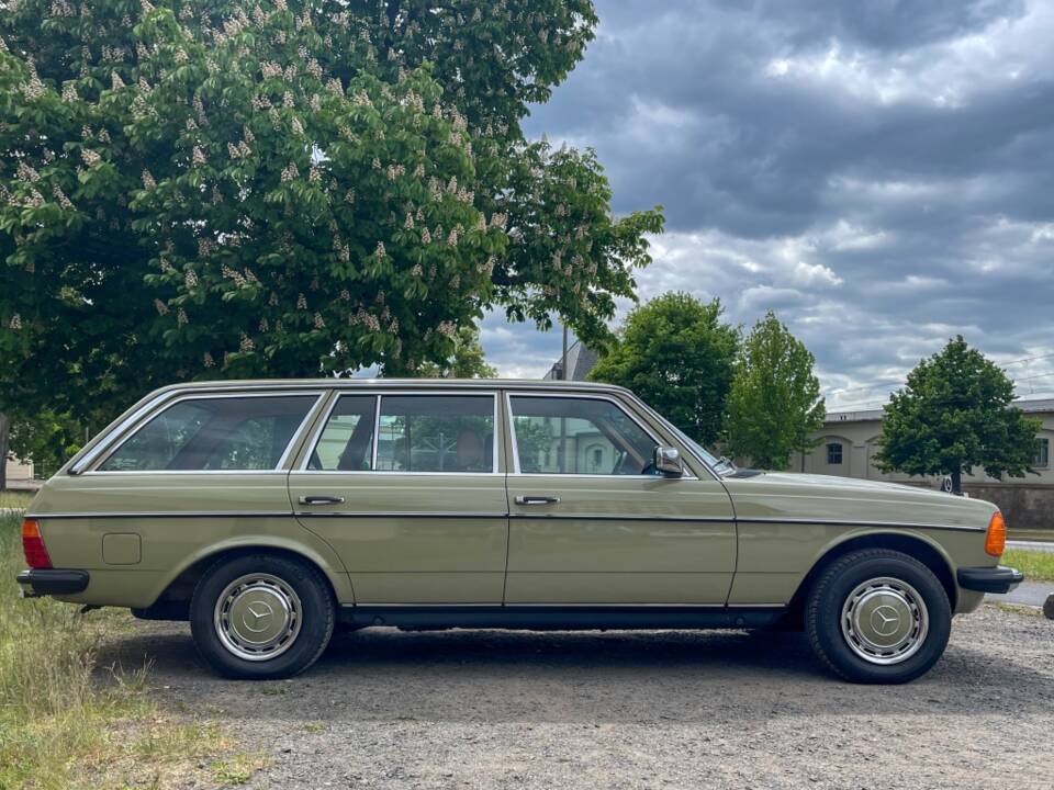 Image 9/34 of Mercedes-Benz 200 T (1983)