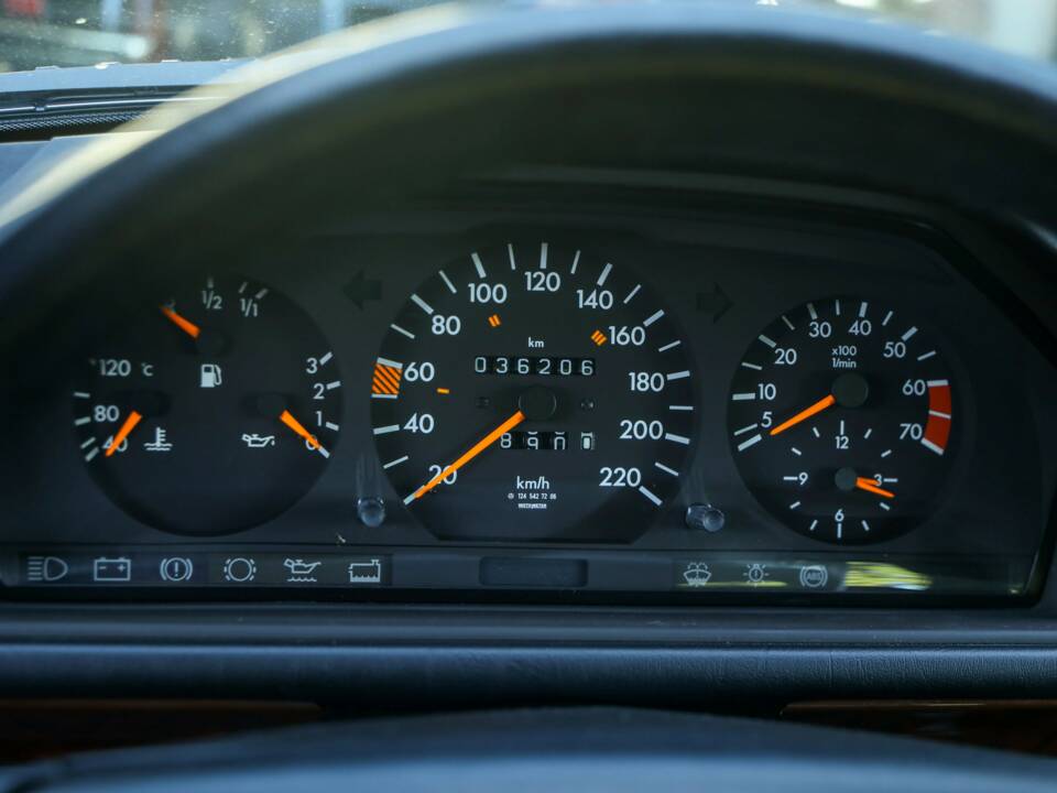 Image 14/50 of Mercedes-Benz 200 E (1992)
