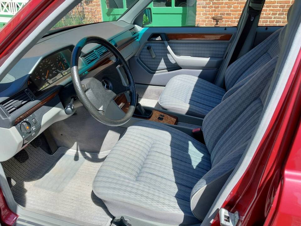 Image 10/15 of Mercedes-Benz 230 E (1990)