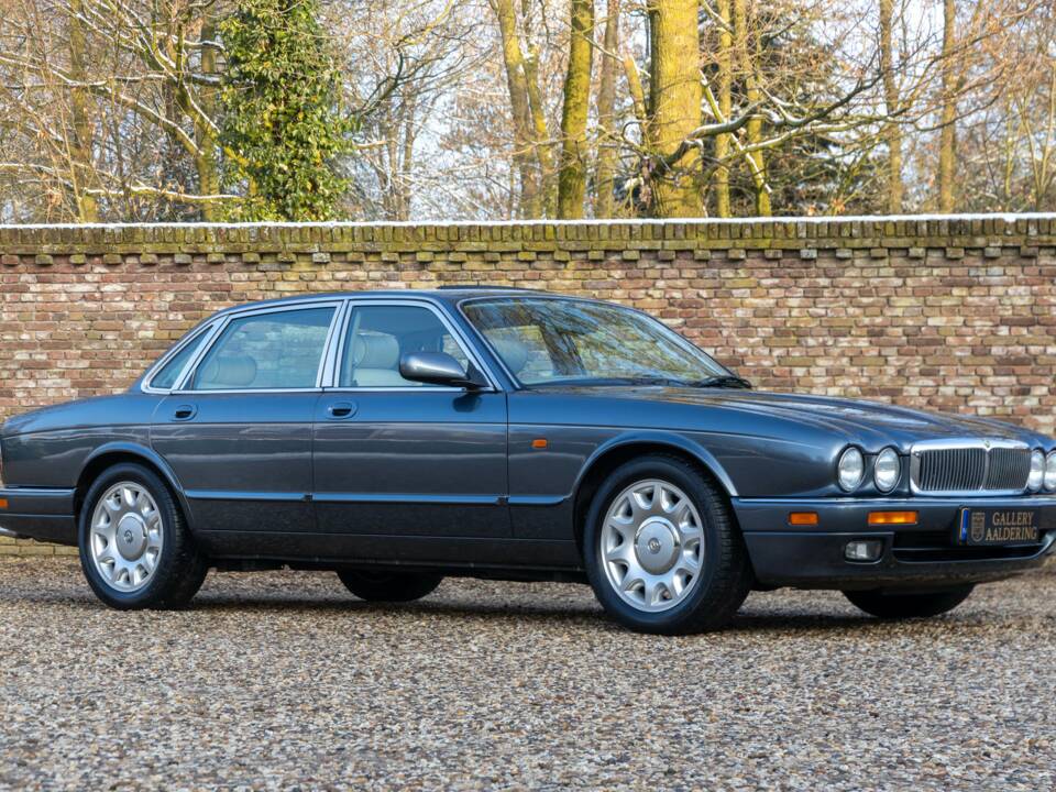 Image 37/50 of Jaguar XJ 6 4.0 Sovereign (1995)