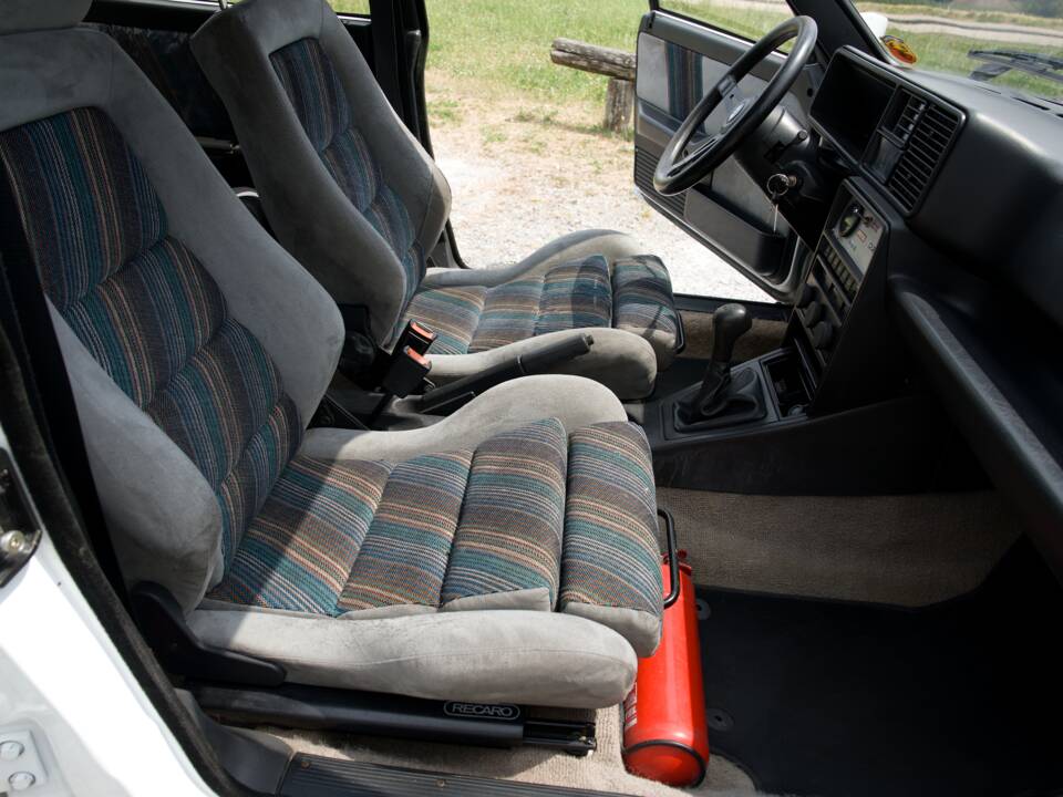 Image 39/47 of Lancia Delta HF Integrale (1988)