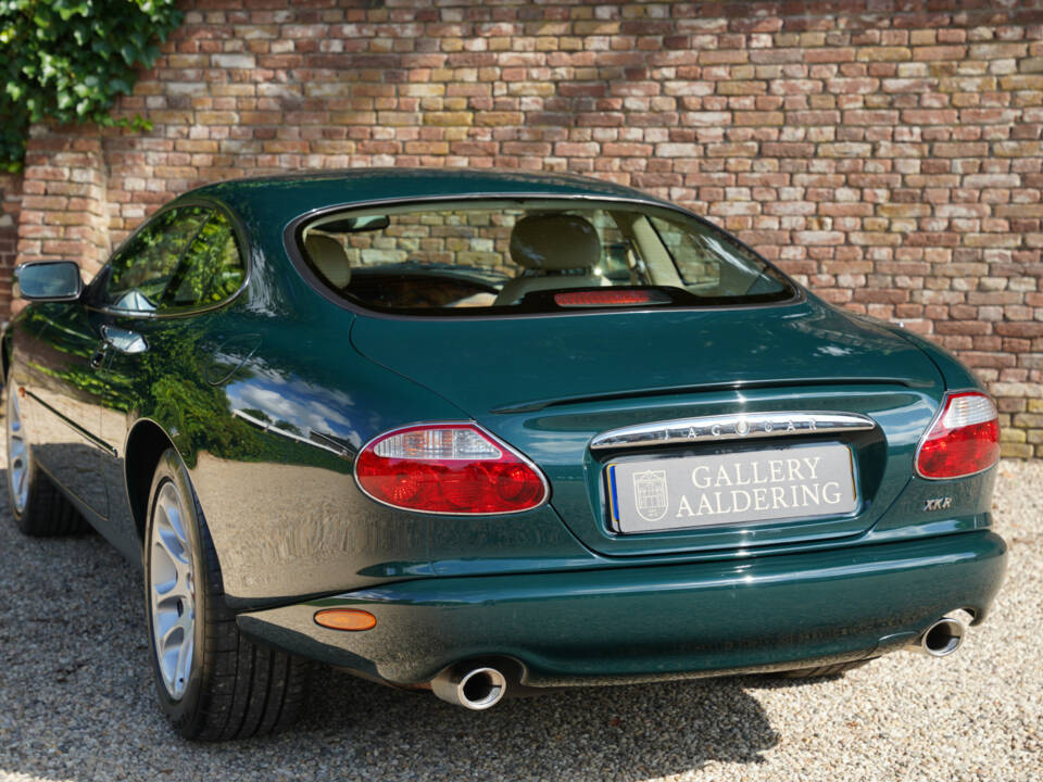 Image 16/50 of Jaguar XKR (2001)