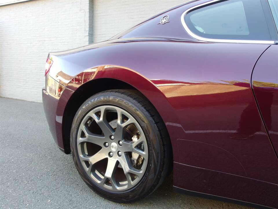 Image 19/98 of Maserati GranTurismo 4.2 (2008)