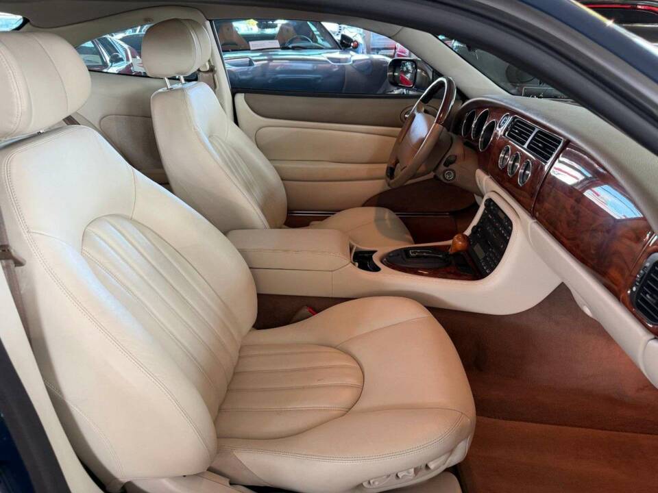Image 35/35 of Jaguar XK8 4.0 (2002)