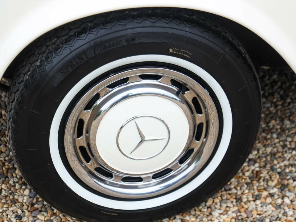 Image 23/50 de Mercedes-Benz 280 SL (1971)