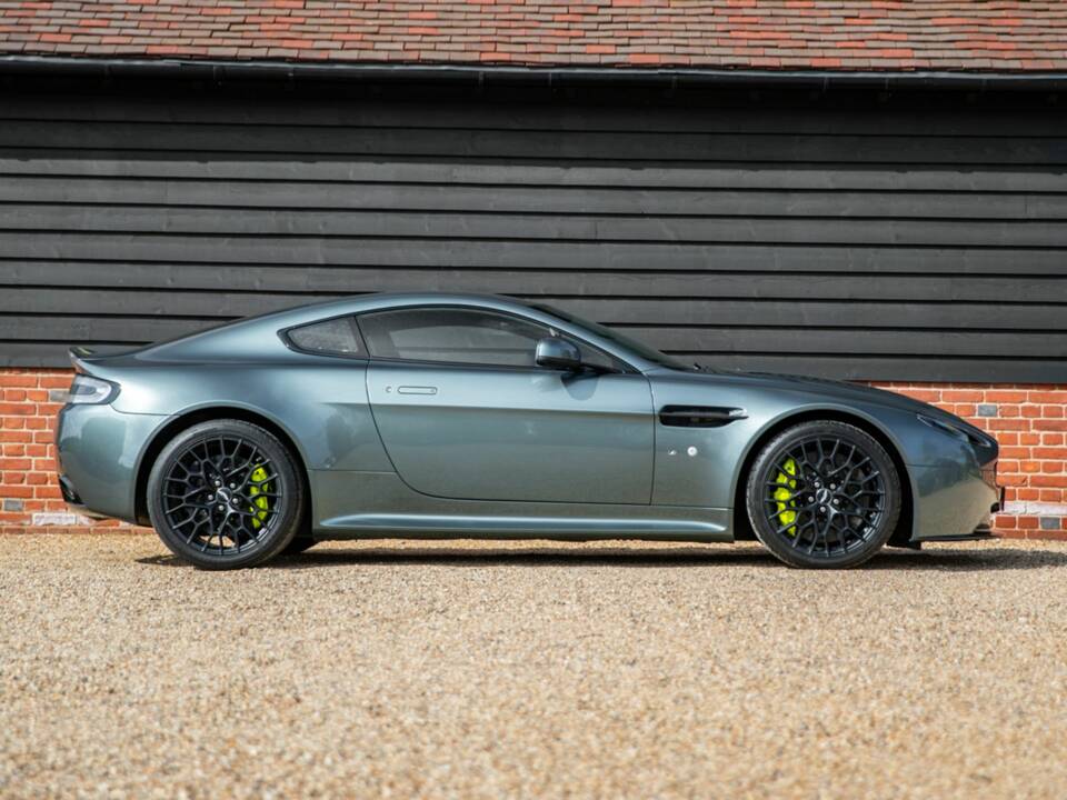 Image 2/50 de Aston Martin V12 Vantage AMR (2017)