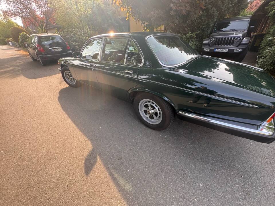 Image 7/8 of Jaguar XJ 6 4.2 (1985)