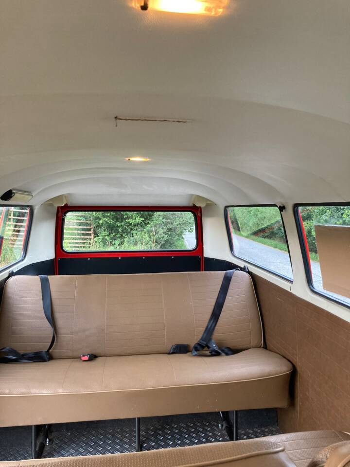 Image 19/25 of Volkswagen T2b minibus (1976)