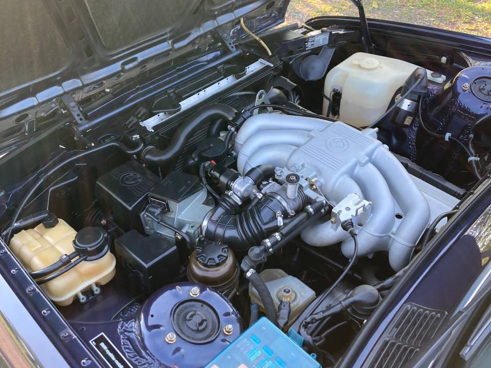 Image 18/23 of BMW 320i (1989)