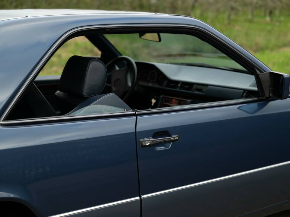 Bild 41/79 von Mercedes-Benz 200 CE (1993)