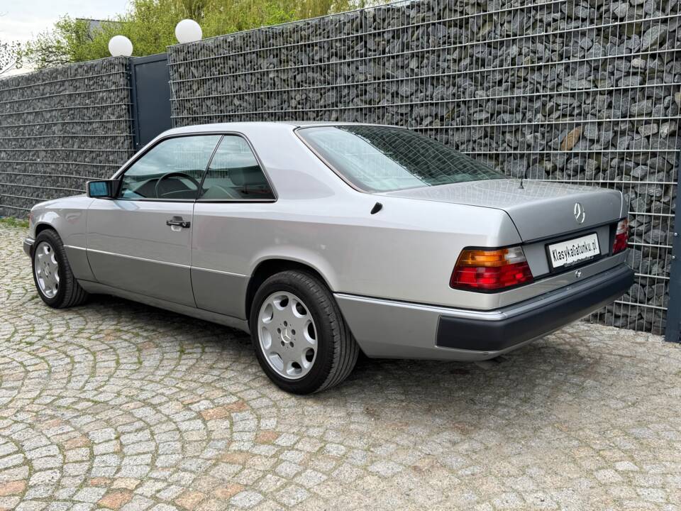 Imagen 7/100 de Mercedes-Benz 300 CE (1992)