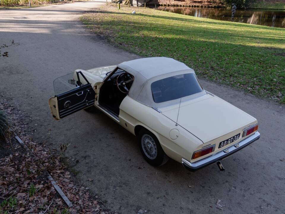 Image 24/58 of Alfa Romeo 2000 Spider Veloce (1977)
