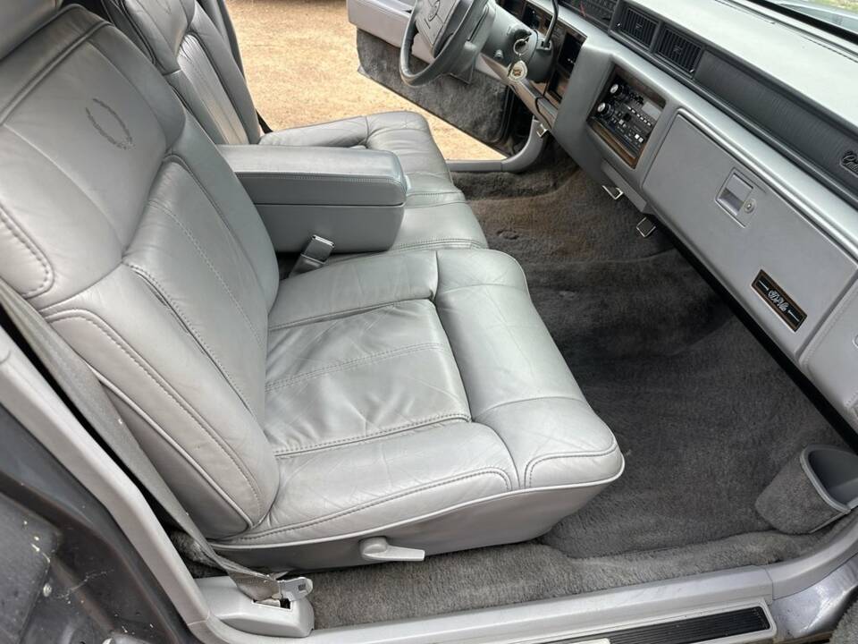 Immagine 2/8 di Cadillac DeVille (1991)