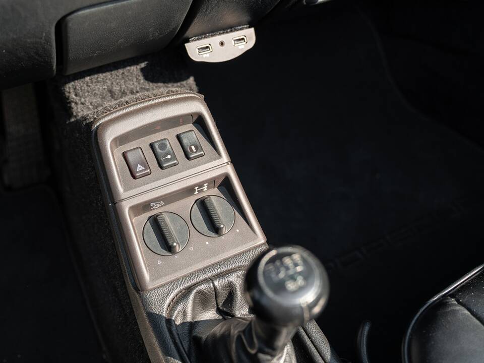 Image 36/48 of Porsche 911 Carrera 4 (1992)