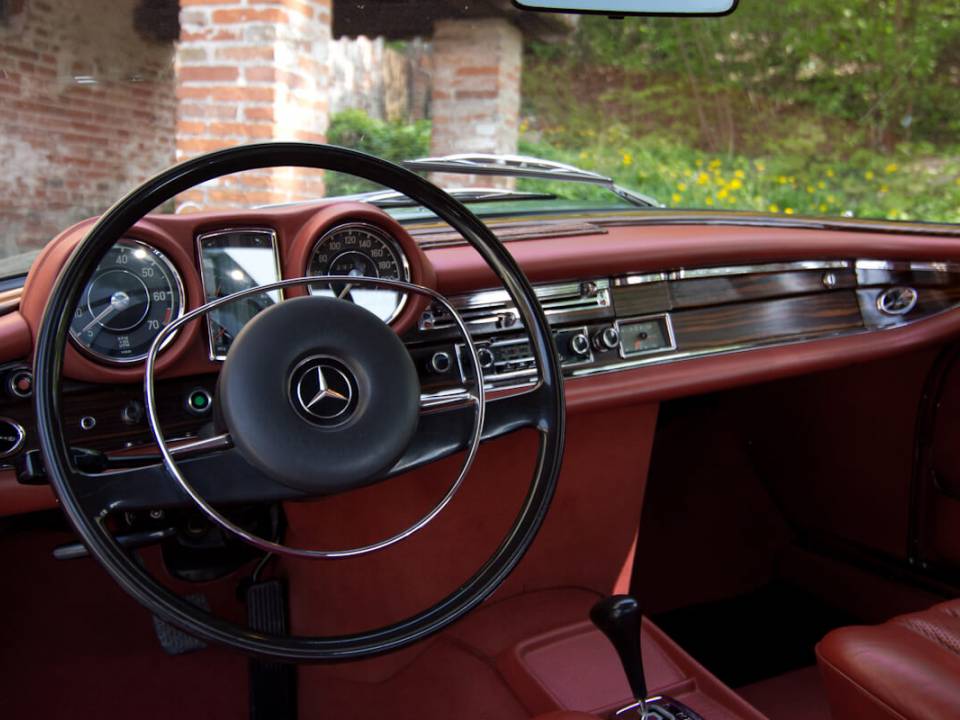 Image 20/28 de Mercedes-Benz 280 SE 3,5 (1971)