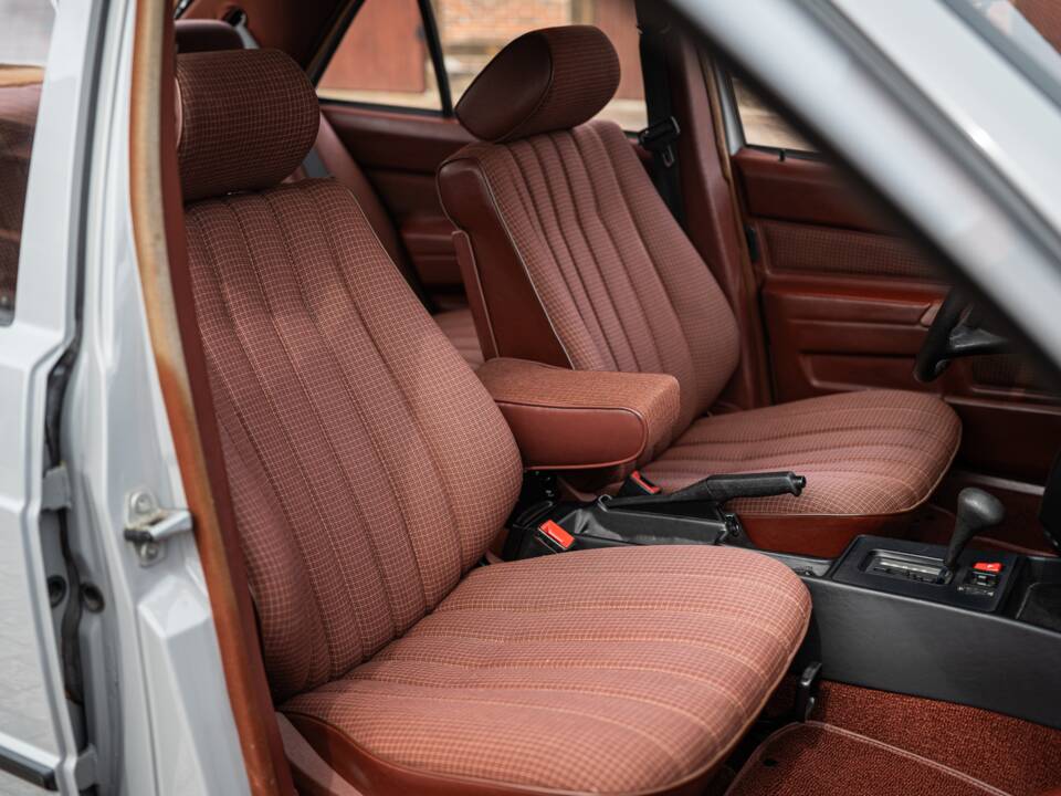 Bild 46/62 von Mercedes-Benz 190 E (1983)