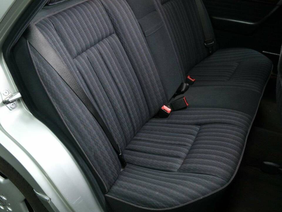 Bild 27/50 von Mercedes-Benz 300 E-24 (1992)