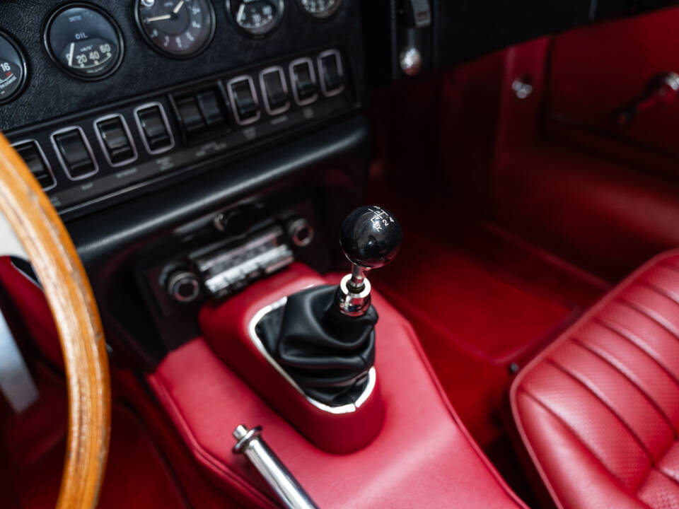 Image 15/36 of Jaguar E-Type (1969)