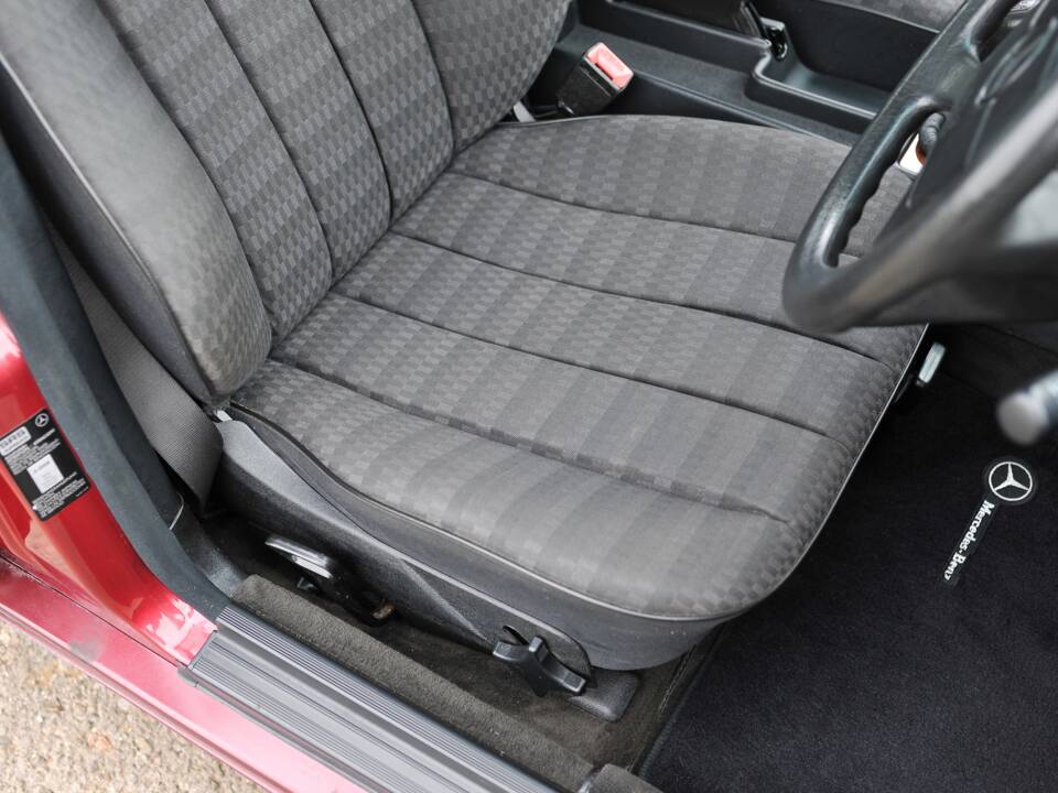 Image 24/31 of Mercedes-Benz 190 E (1993)