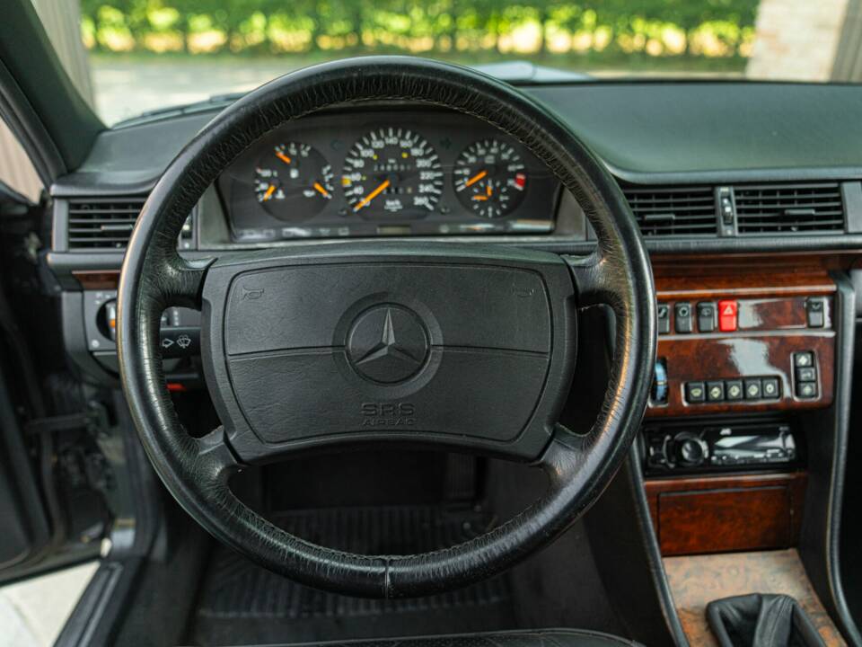 Bild 44/50 von Mercedes-Benz 300 E-24 (1989)