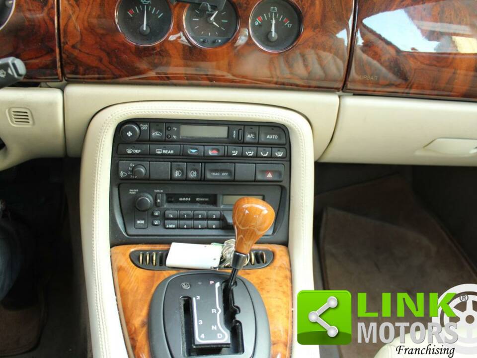 Bild 9/10 von Jaguar XK8 4.0 (1997)