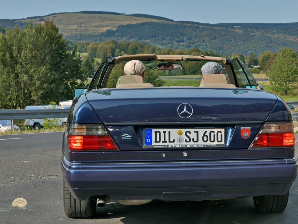 Image 12/22 of Mercedes-Benz E 220 (1996)