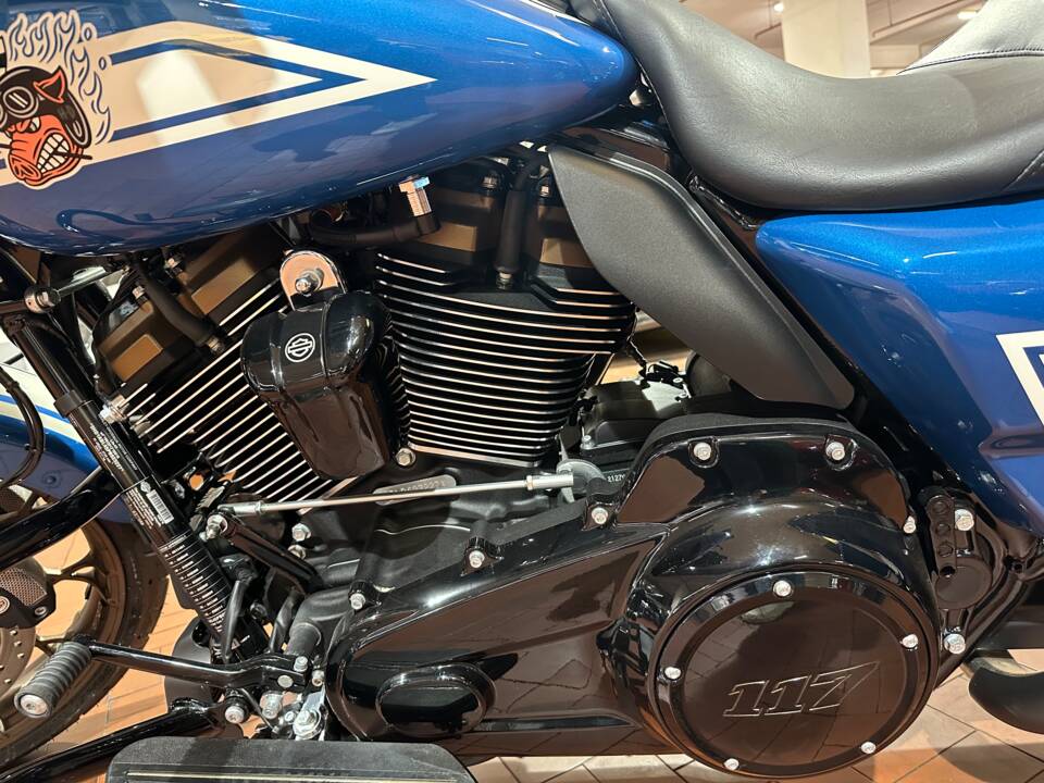 Image 16/28 of Harley-Davidson DUMMY (2023)