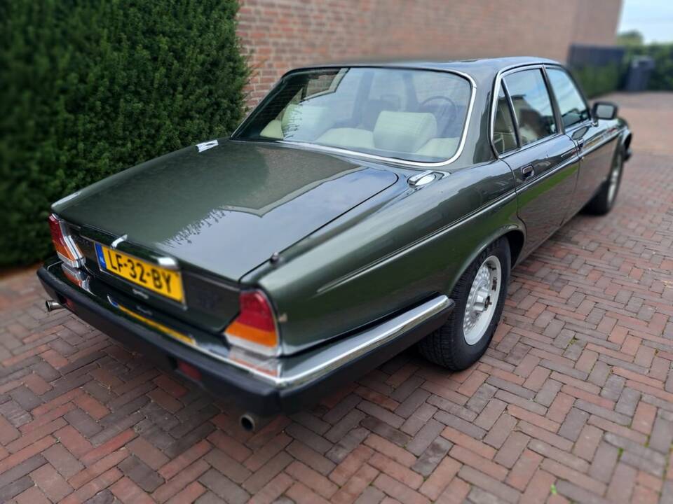Image 6/8 of Jaguar XJ 12 (1984)