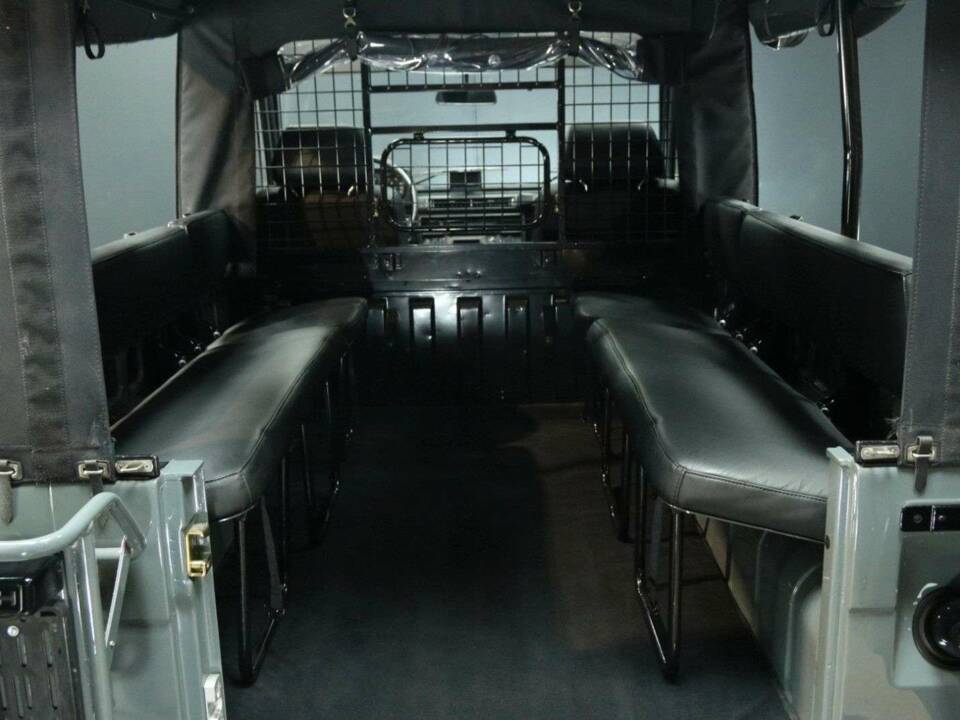 Immagine 33/50 di Mercedes-Benz 230 GE (SWB) (1993)