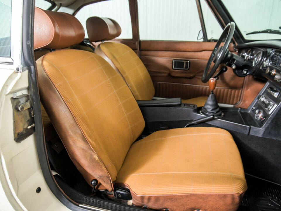 Image 16/50 of MG MGB GT V8 (1975)