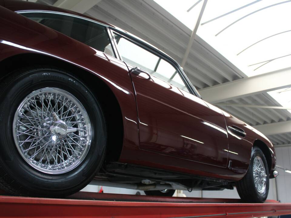 Image 7/50 de Aston Martin DB 5 Vantage (1965)