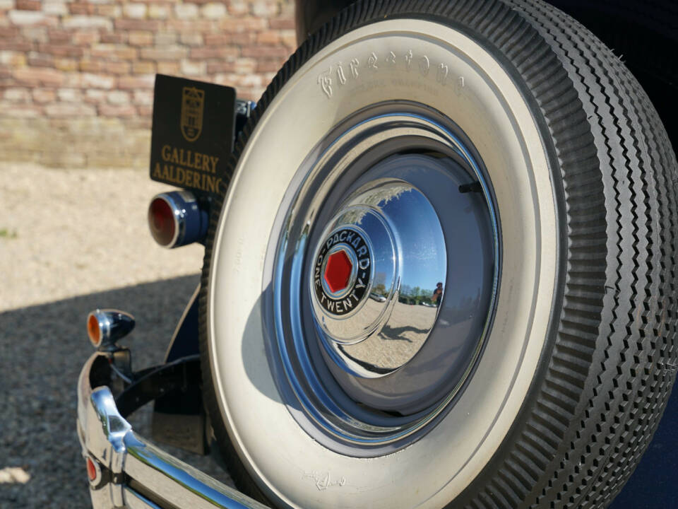 Image 40/50 of Packard eight (1937)