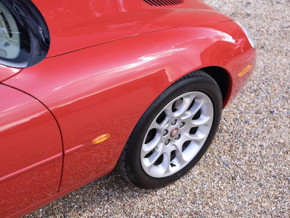 Image 34/50 de Jaguar XKR (2000)