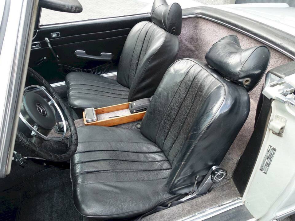 Image 23/36 of Mercedes-Benz 280 SL (1970)