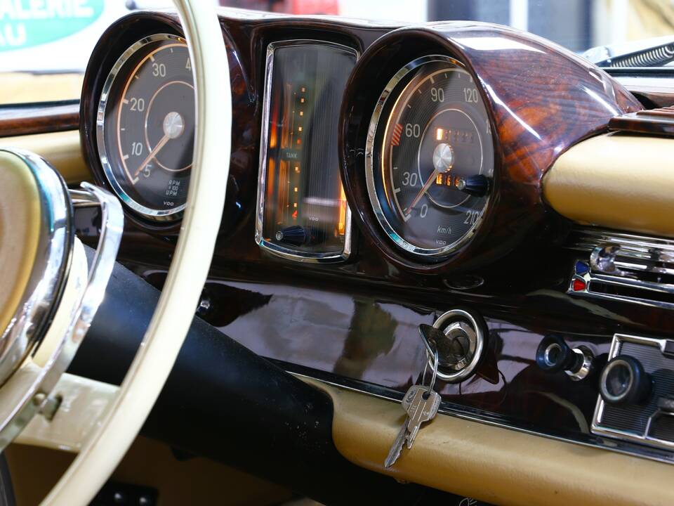 Bild 22/39 von Mercedes-Benz 220 SE b (1964)