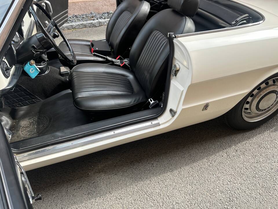 Image 30/63 of Alfa Romeo Spider 1300 Junior (1970)