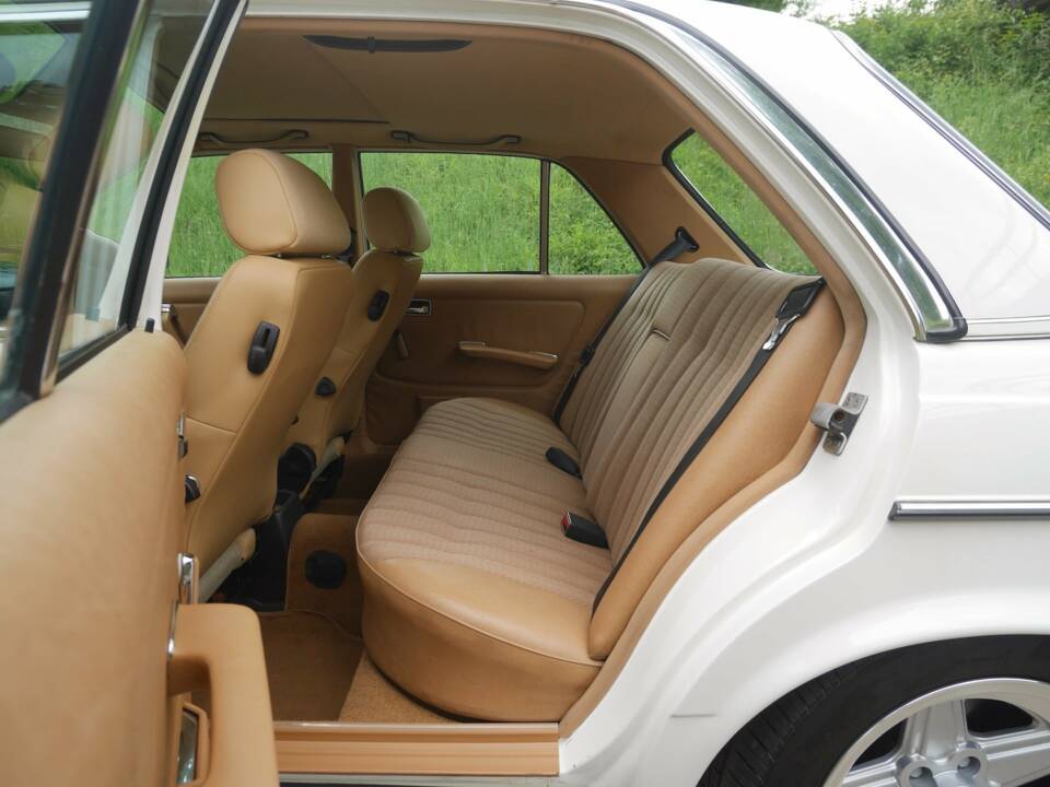 Immagine 19/50 di Mercedes-Benz 230 E (1900)