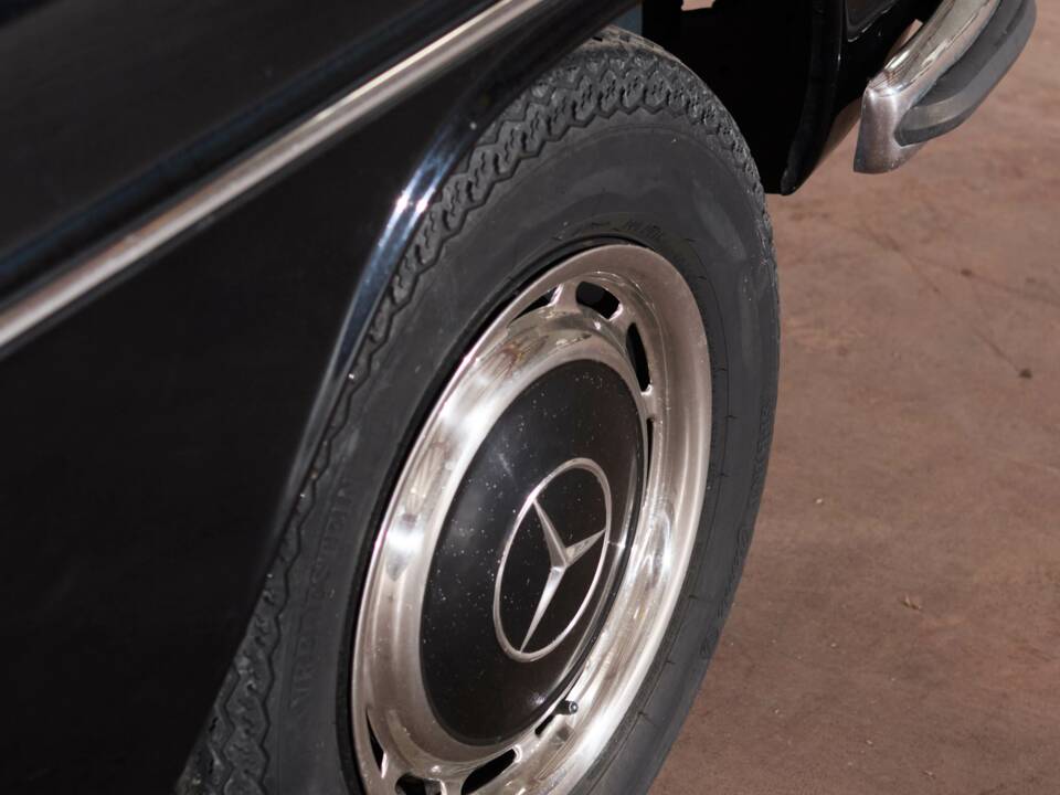 Image 24/64 of Mercedes-Benz 230/6 LWB (1976)