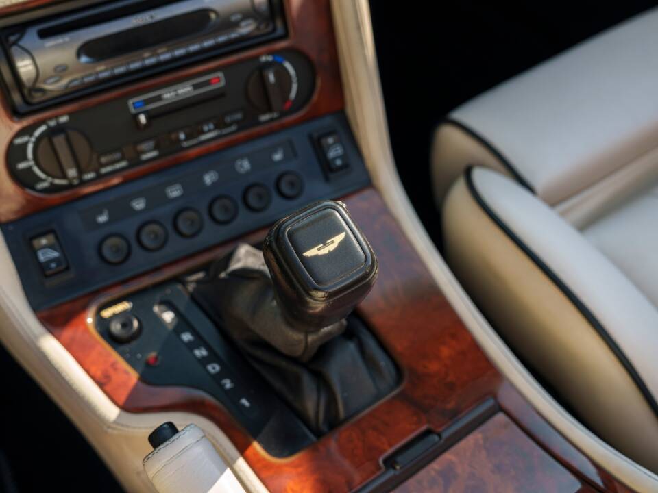 Image 21/26 of Aston Martin Virage Volante (1994)