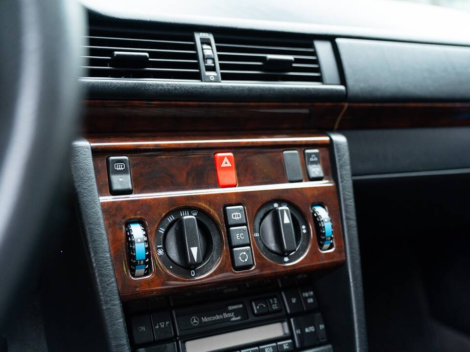 Image 39/45 of Mercedes-Benz E 220 (1995)