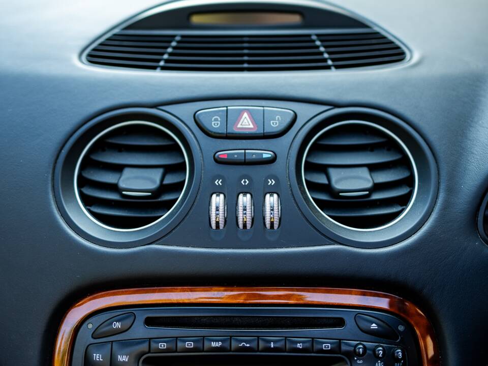 Image 19/50 de Mercedes-Benz SL 500 (2003)