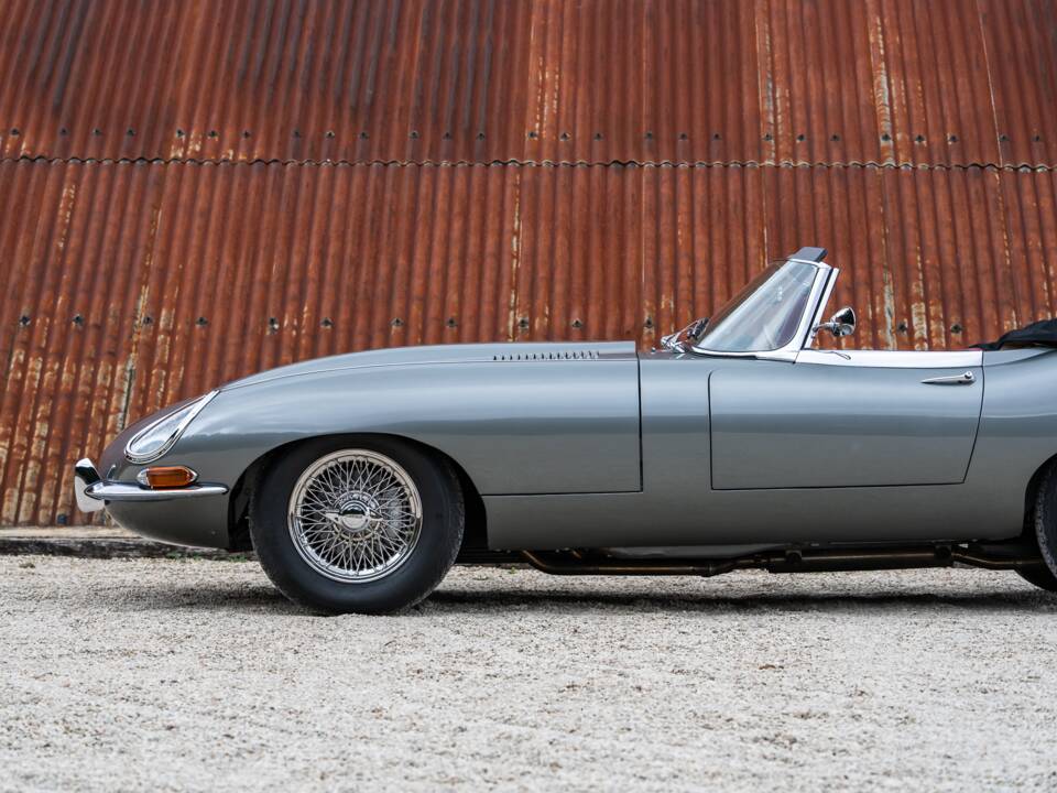 Image 13/34 de Jaguar E-Type (1968)