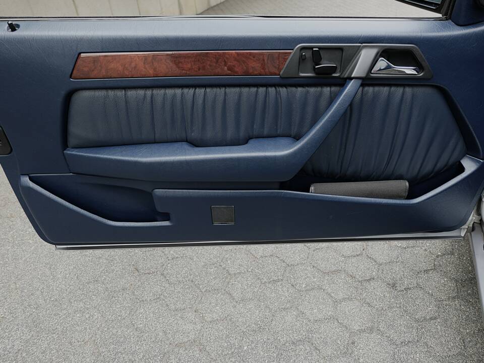 Image 29/69 of Mercedes-Benz E 320 (1994)