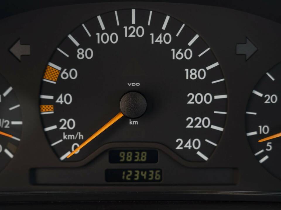 Image 43/50 of Mercedes-Benz CLK 200 (1997)