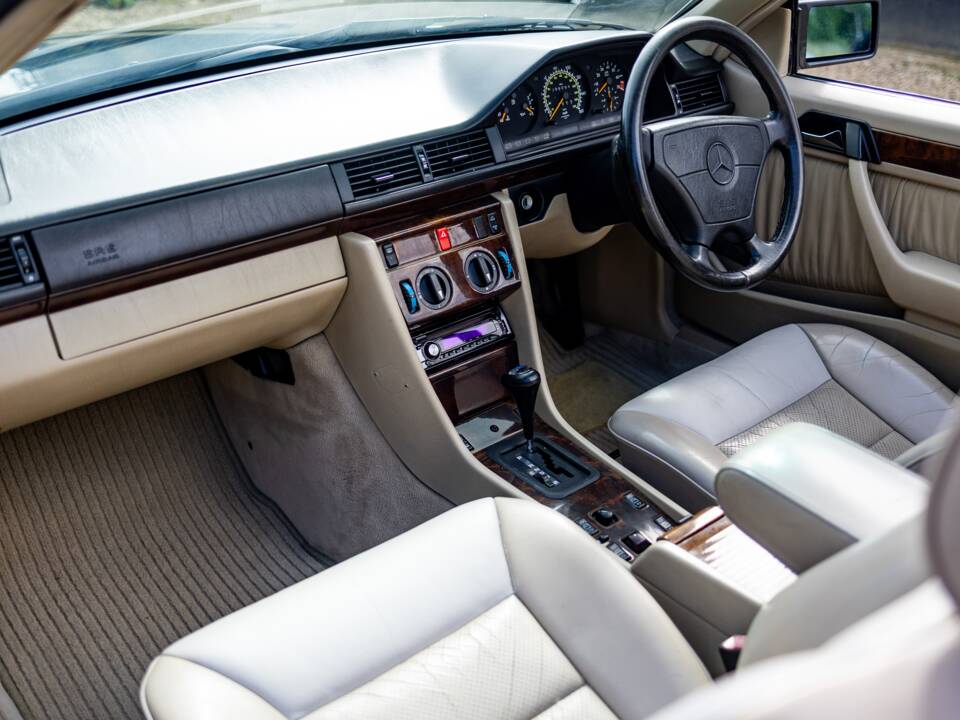 Bild 44/46 von Mercedes-Benz E 320 (1994)