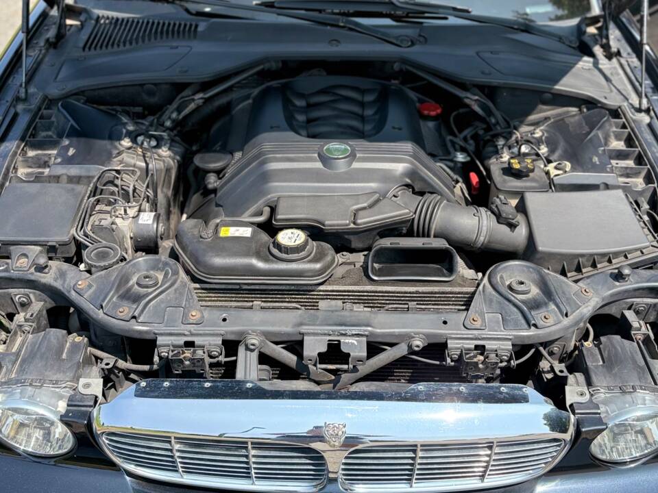Image 7/9 of Jaguar XJ 8 4.2 (2003)