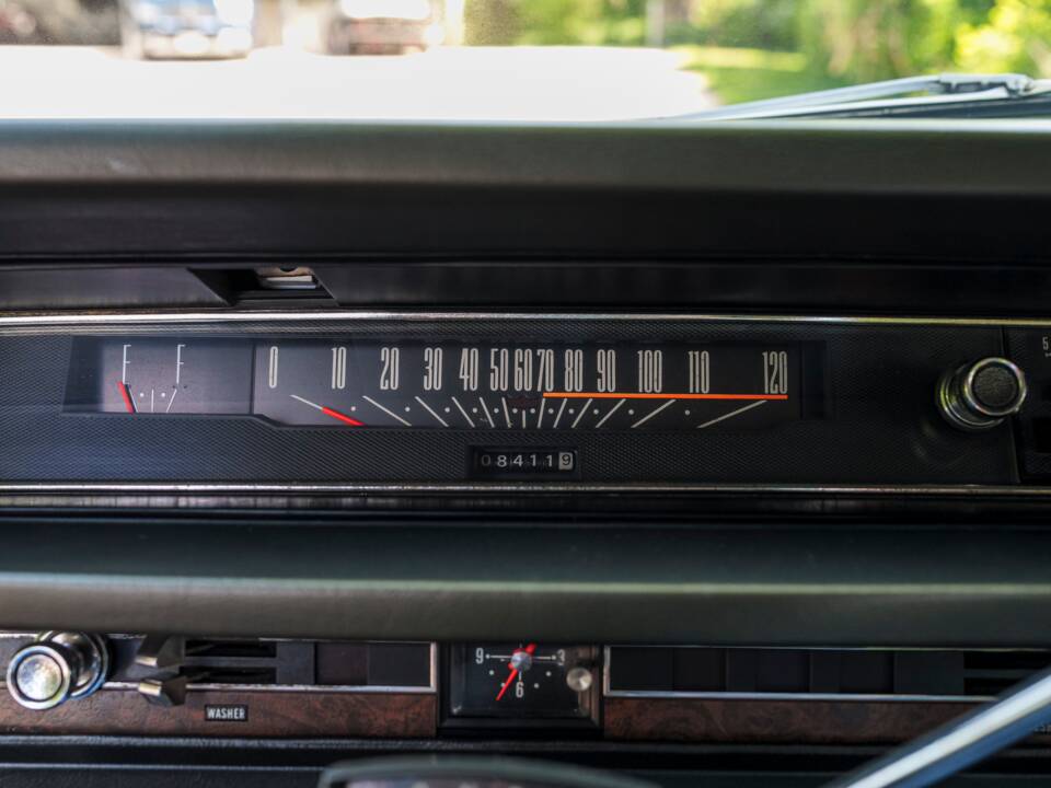 Image 18/28 of Ford LTD Country Squire (1968)