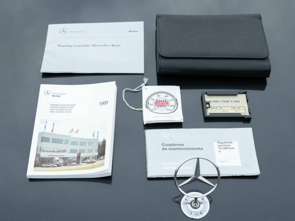 Image 32/36 of Mercedes-Benz 300 SE (1992)