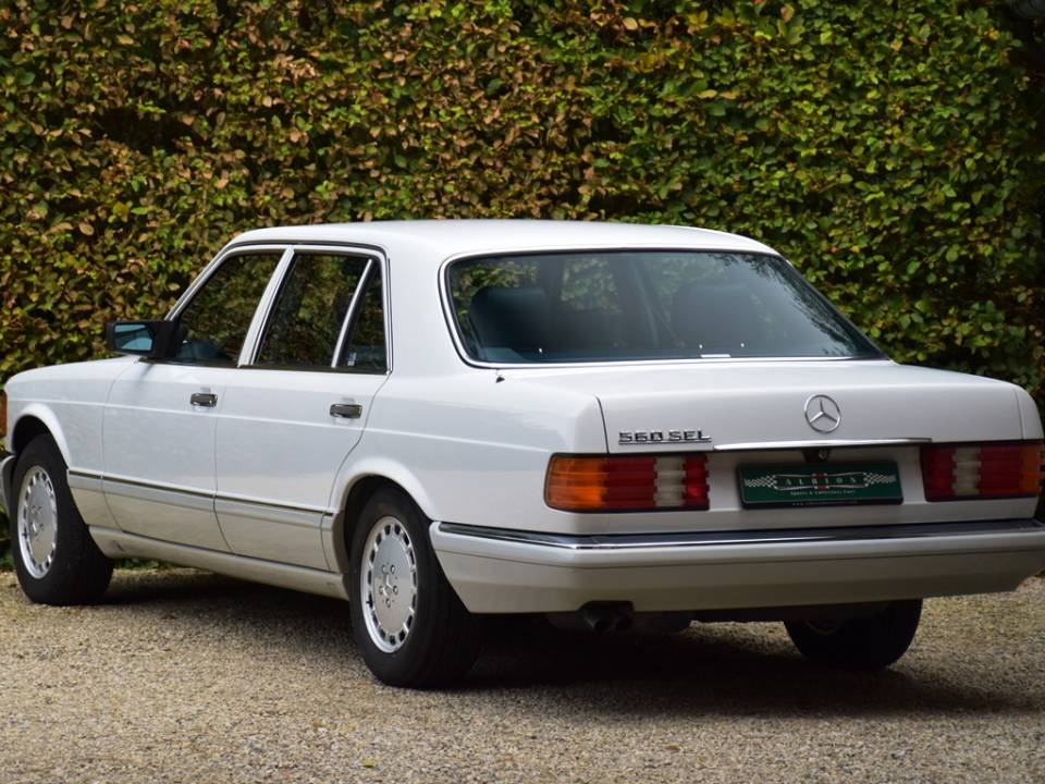 Immagine 4/47 di Mercedes-Benz 560 SEL (1989)