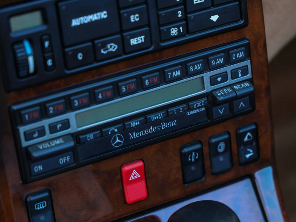 Image 40/50 of Mercedes-Benz 500 SL (1990)